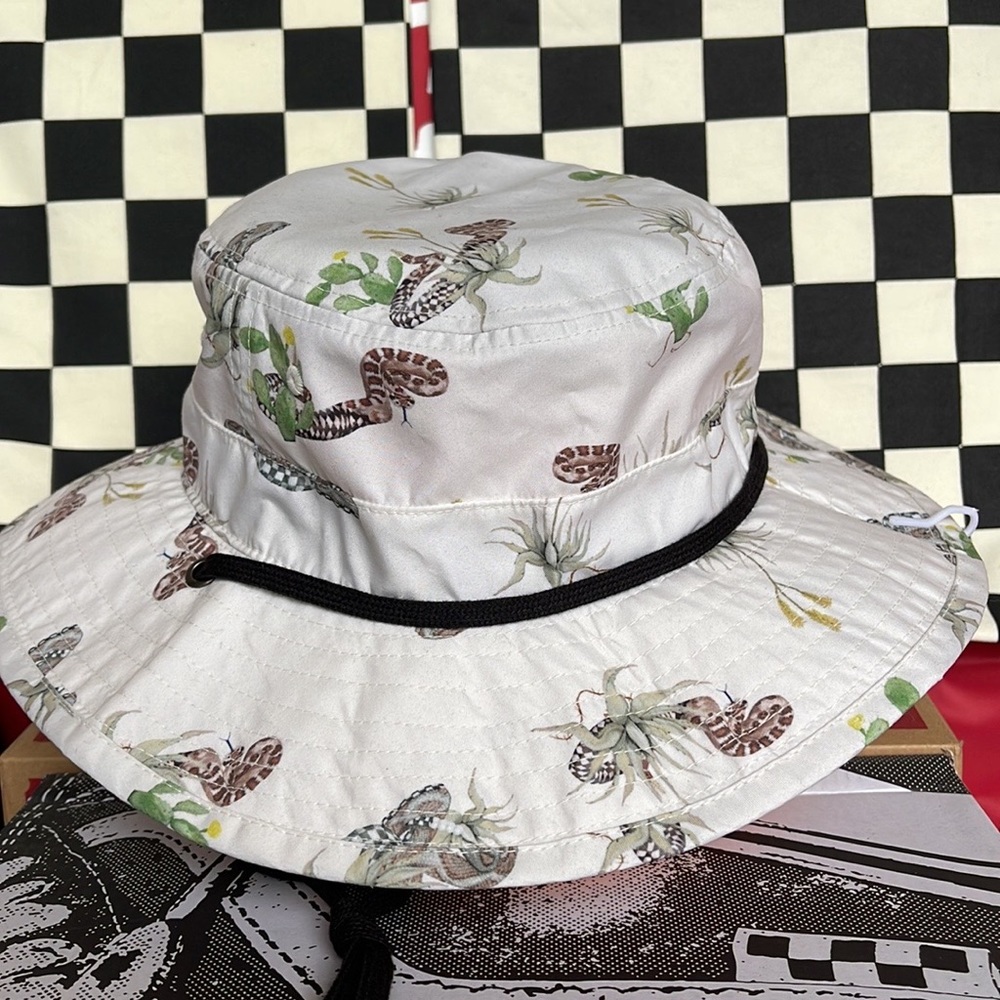 Vans BOONIE BUCKET HAT
COLOR - ANTIQUE WHITE
Desert Snake - Picture 4 of 16